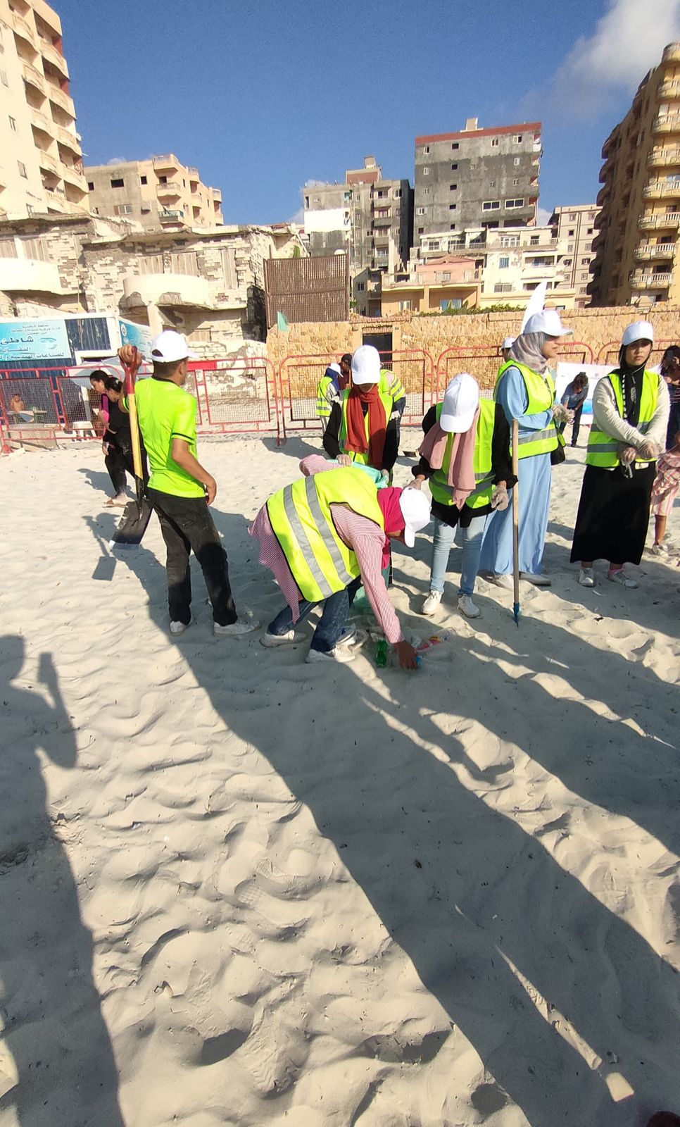 حملة لتنظيف الشواطئ في الإسكندرية