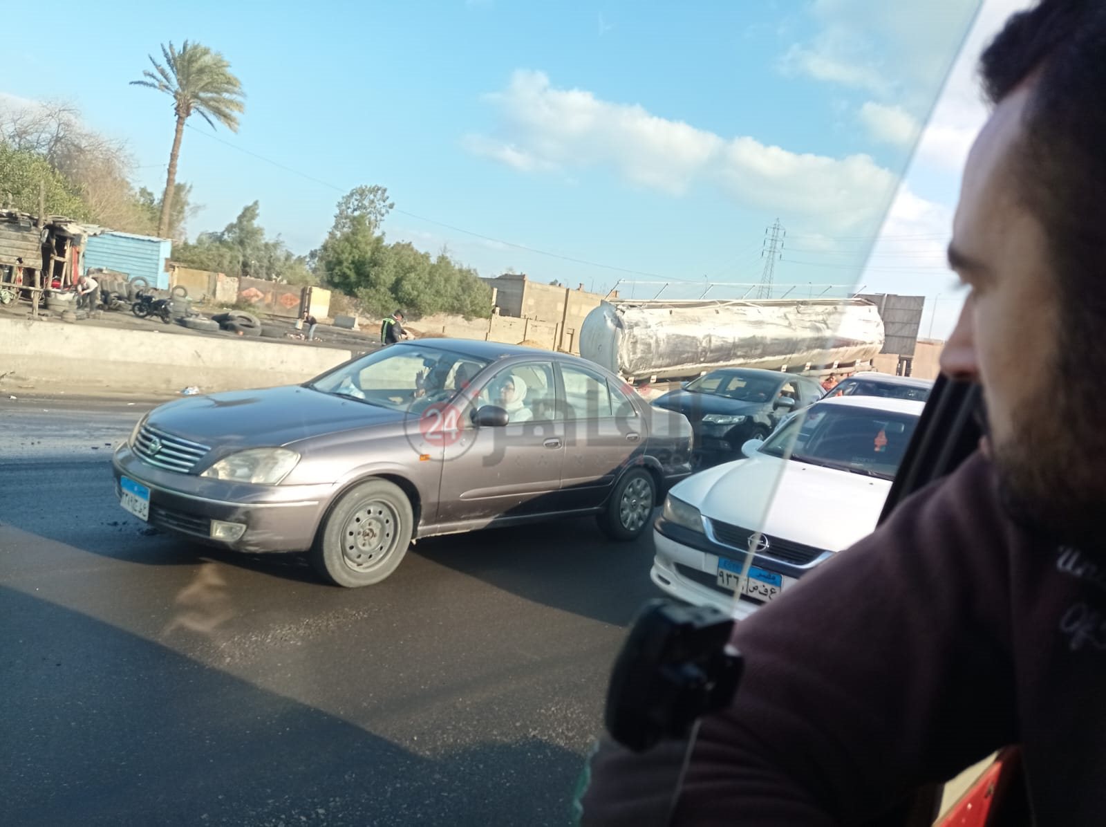 انقلاب سيارة محملة بالزيت أعلى طريق مصر - إسكندرية الزراعي