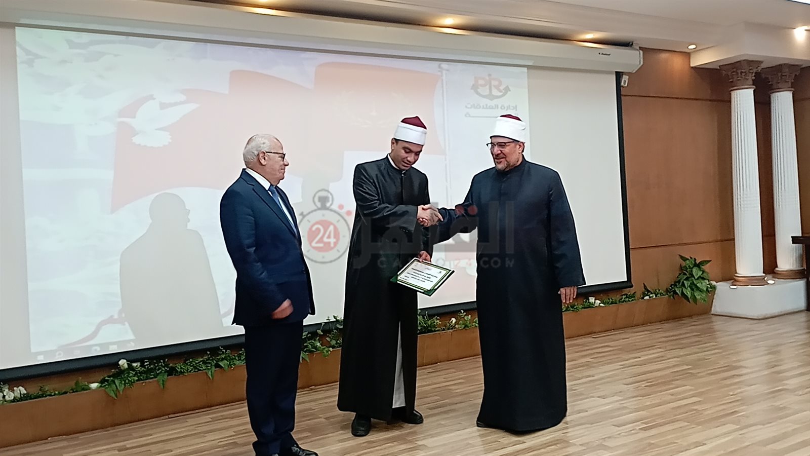 وزير الأوقاف يُكرم إمام المسجد التوفيقي ببورسعيد