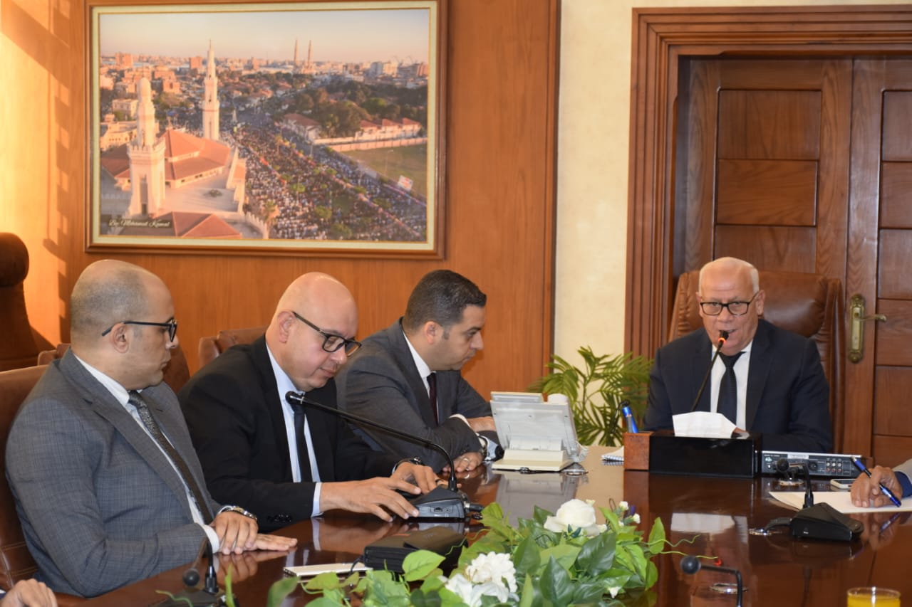 محافظ بورسعيد يستقبل وفدا من وزارة الصناعة