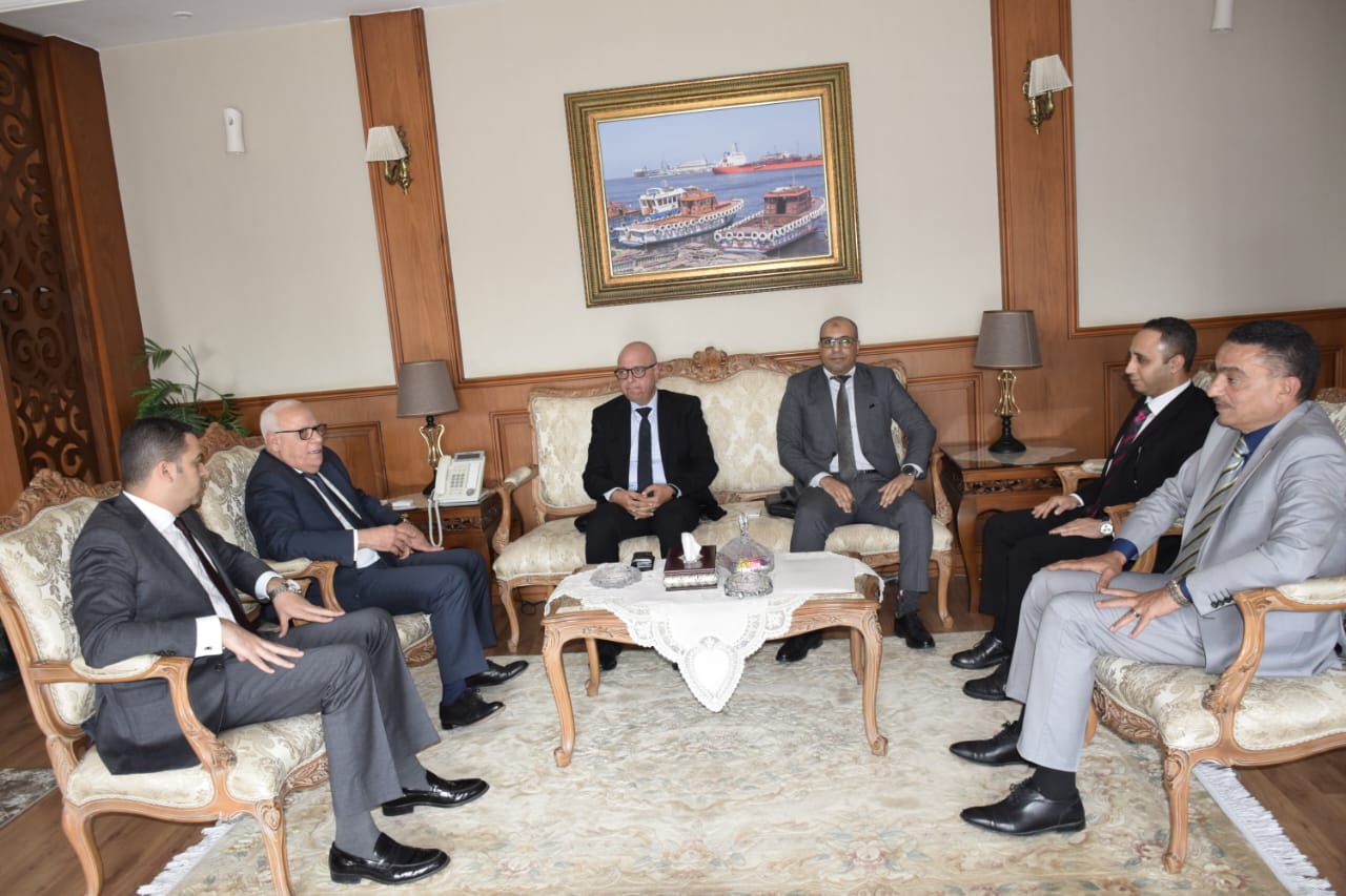 محافظ بورسعيد يستقبل وفدا من وزارة الصناعة