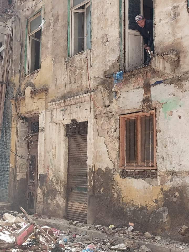 إزالة الأجزاء الخطرة بعقارات في الإسكندرية