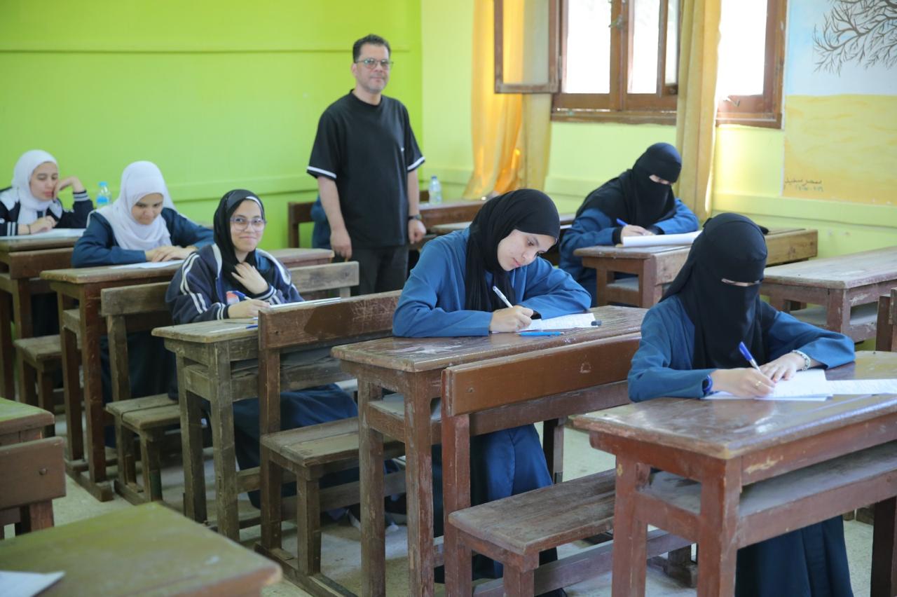 رئيس قطاع المعاهد الأزهرية يتفقد امتحانات الشهادتين الابتدائية والإعدادية 
