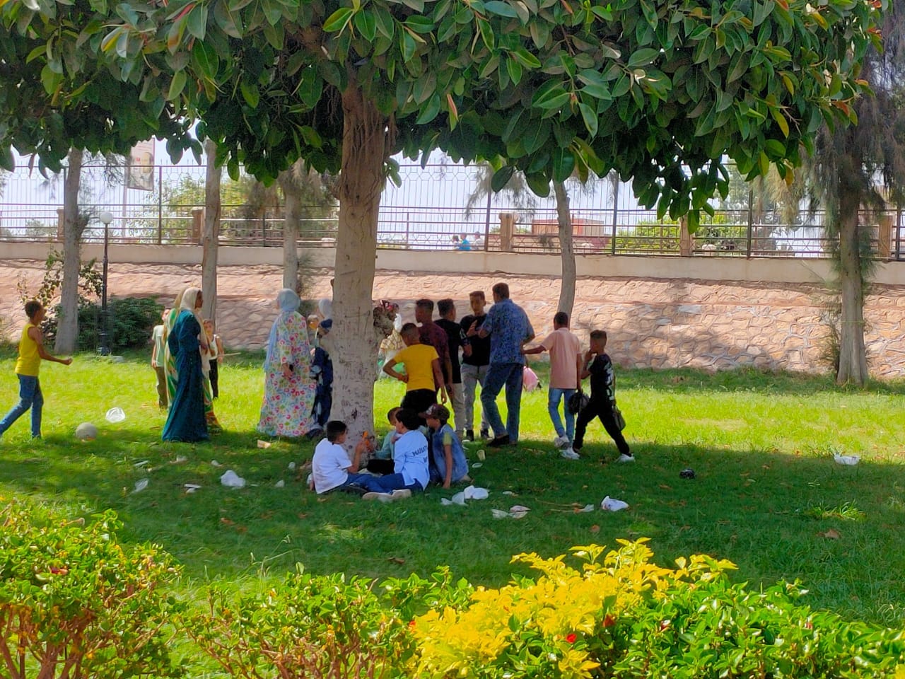 التنزه في الحدائق والاستمتاع بالطبيعة