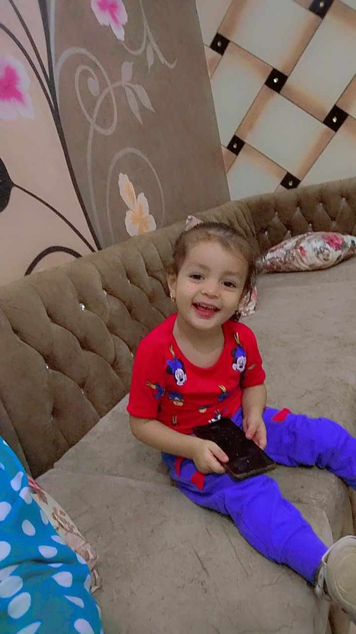 الطفلة