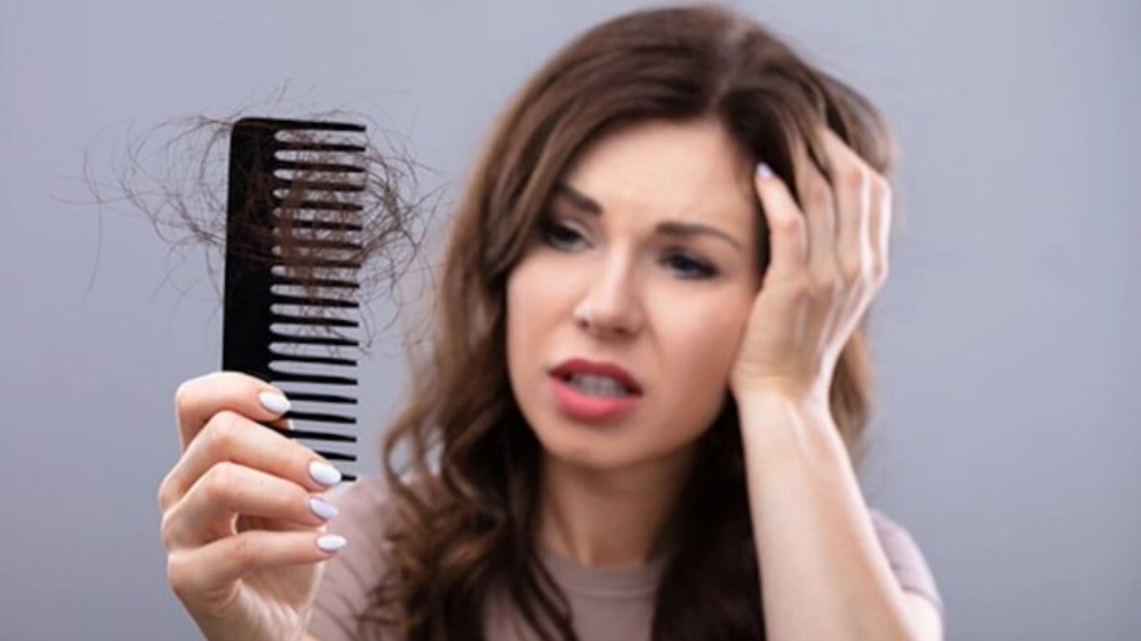 ما معنى تساقط الشعر في المنام للعزباء