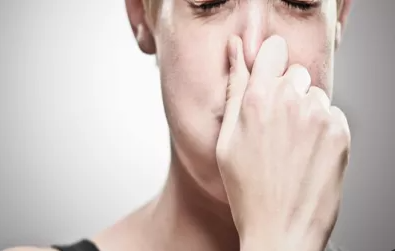 علاج انسداد الأذن في المنزل