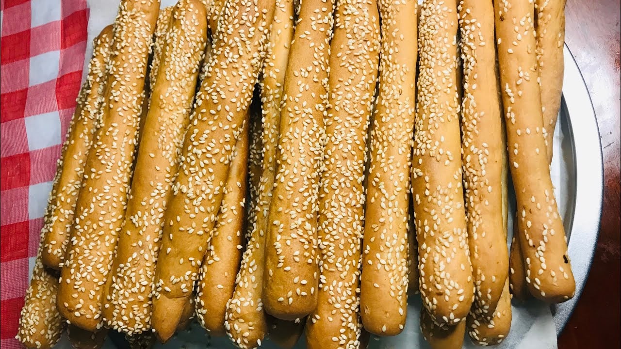 طريقة عمل بقسماط بالسمسم