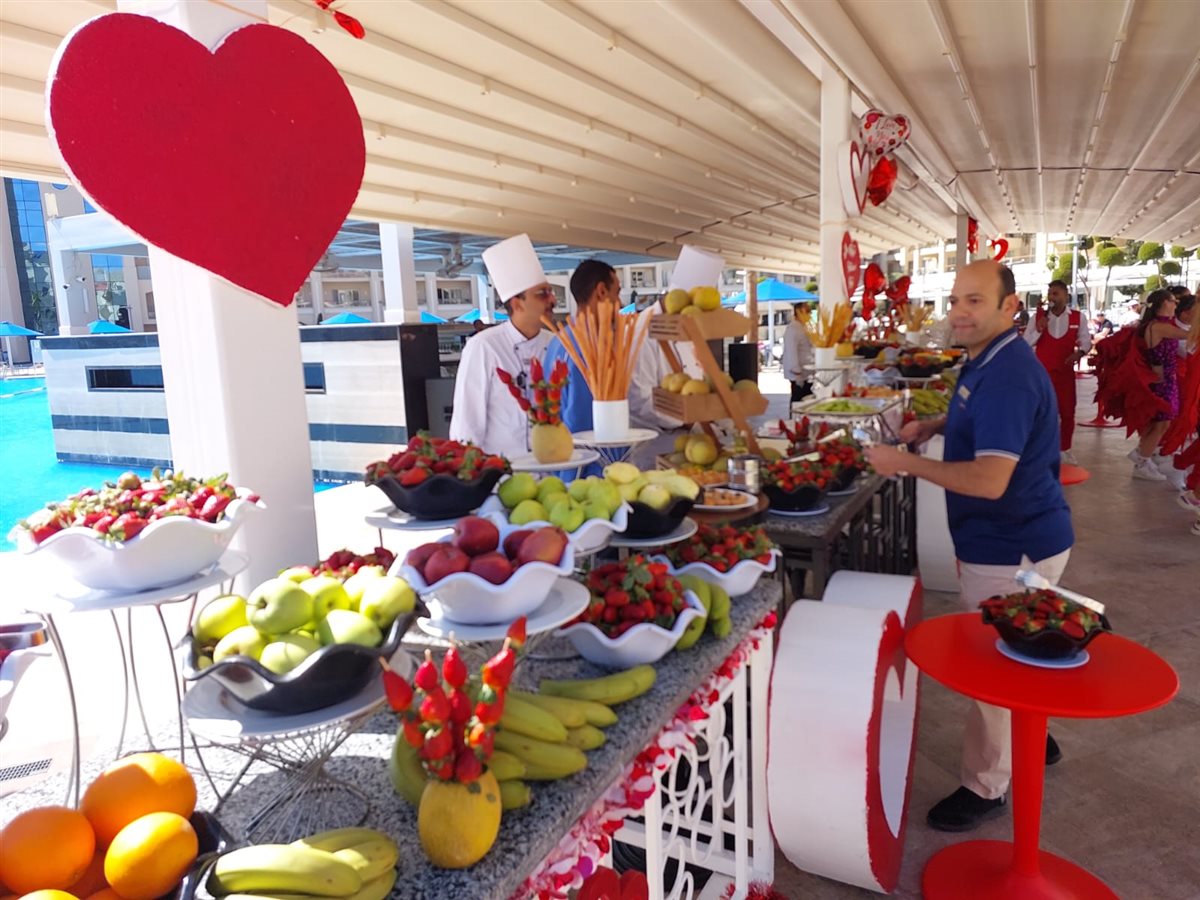 مهرجان الفراولة بفنادق الغردقة مع عيد الحب 