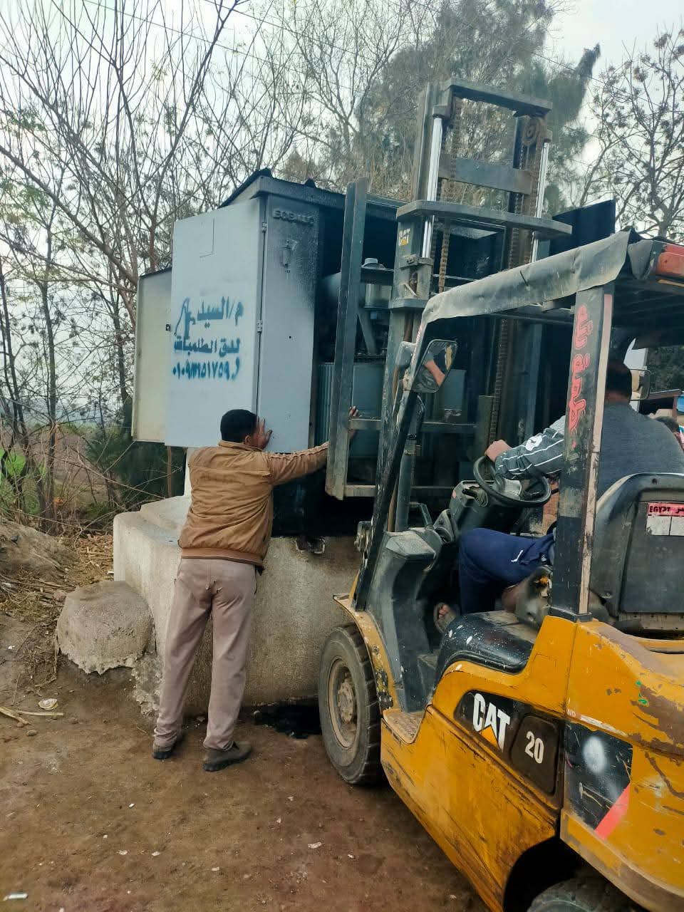 تغيير محول كهرباء بقرية النجيلة بكوم حمادة بعد نشوب حريق بداخله&nbsp;