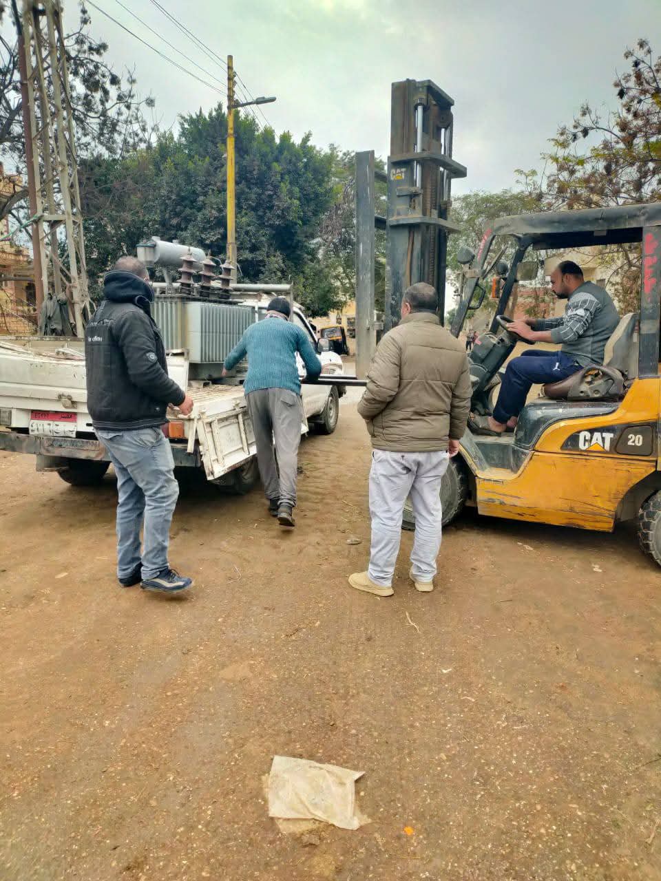 تغيير محول كهرباء بقرية النجيلة بكوم حمادة بعد نشوب حريق بداخله&nbsp;