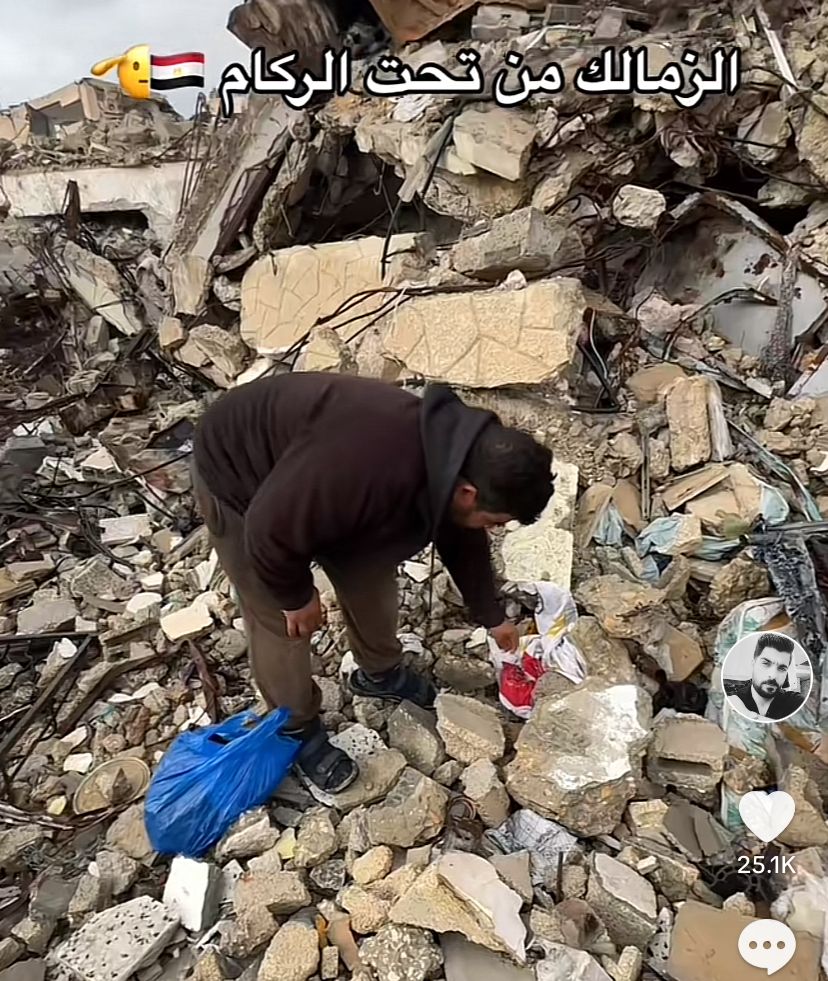 فلسطيني يستخرج علم الزمالك من تحت الركام&nbsp;