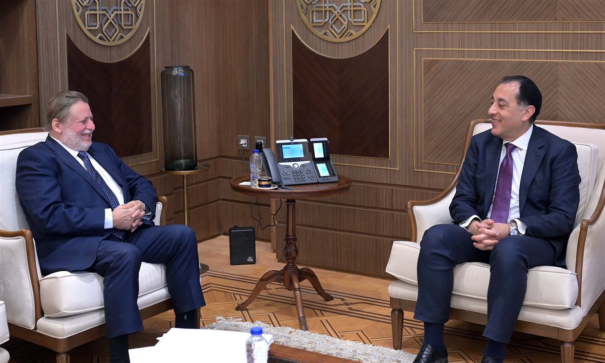 الدكتور مصطفى مدبولي، رئيس مجلس الوزراء، مع حسن عبدالله، القائم بأعمال محافظ البنك المركزي