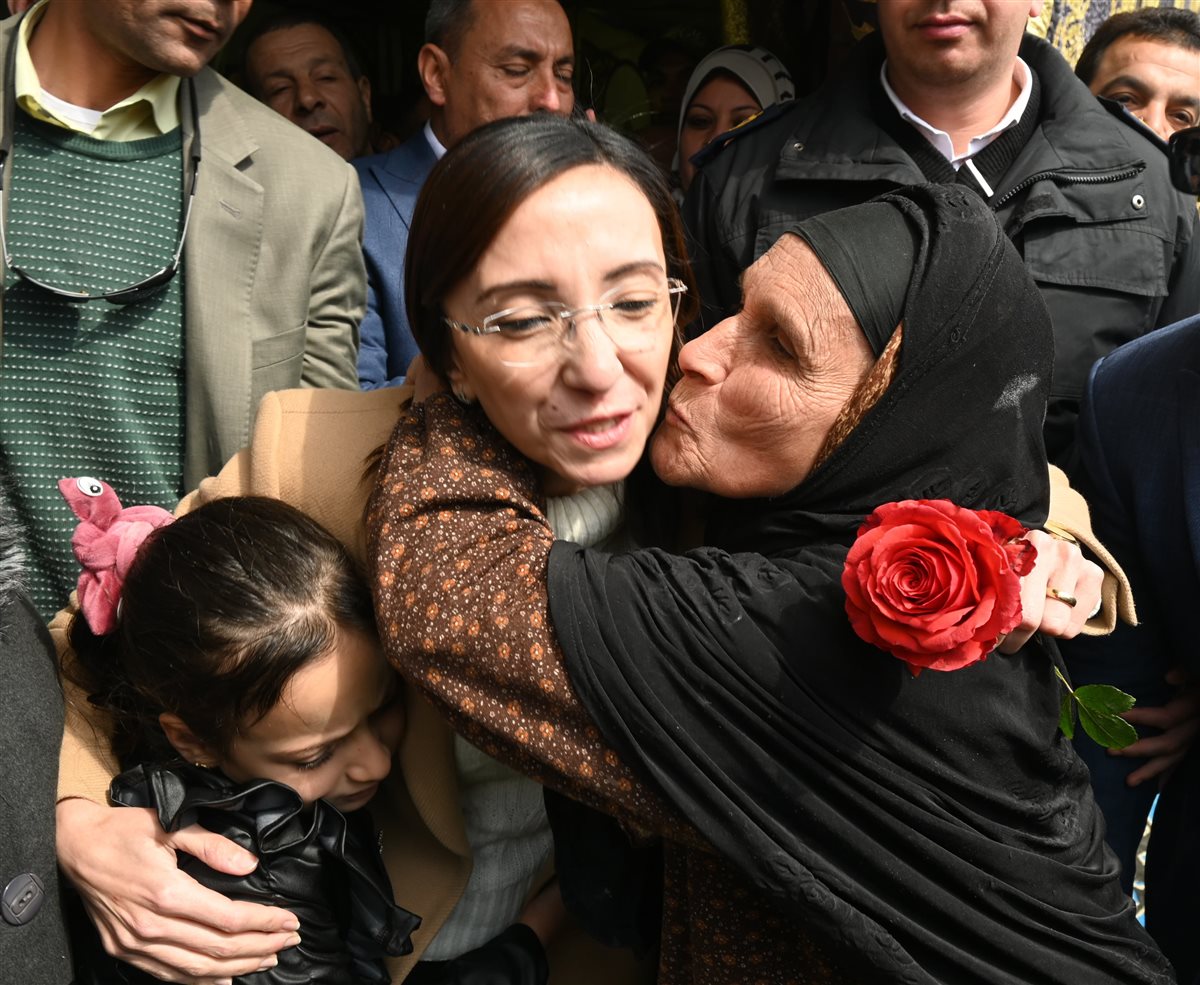 سيدة تقبل محافظة البحيرة خلال افتتاحها المنفذ الثاني لجهاز