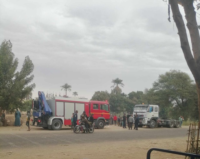 انقلاب سيارة في ترعة بالأقصر