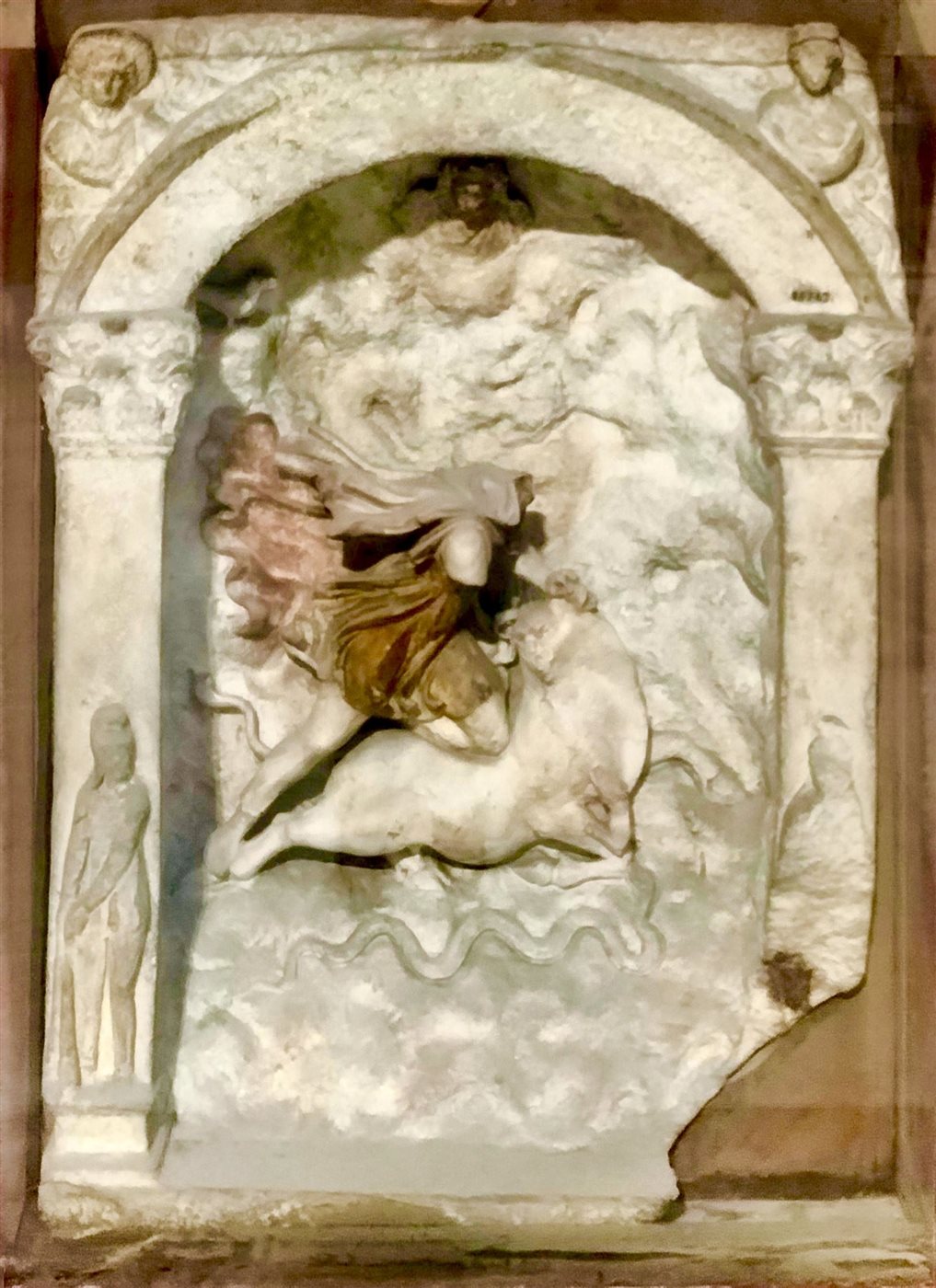 نحت بارز لـ المعبود ميثرا