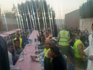 محافظ الأقصر يتناول الإفطارمع العمال واصلاح كسر خط الصرف