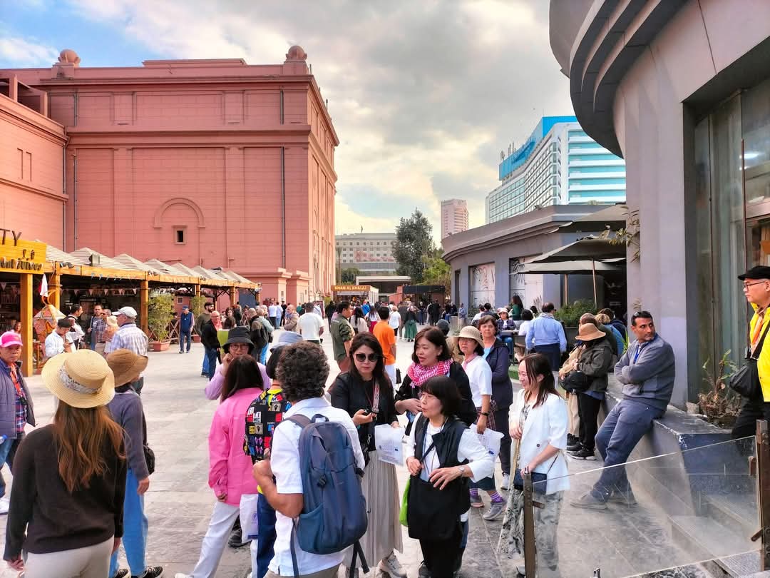 جانب من إقبال السائحين على المتحف المصري بالتحرير