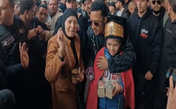 محمد رمضان يهدي طفل مصاب بمتلازمة داون 100 ألف جنيه بمحطة مصر