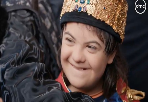 محمد رمضان يهدي طفل مصاب بمتلازمة داون 100 ألف جنيه بمحطة مصر