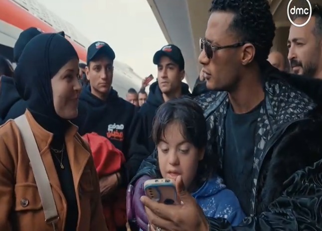 محمد رمضان يهدي طفل مصاب بمتلازمة داون 100 ألف جنيه بمحطة مصر