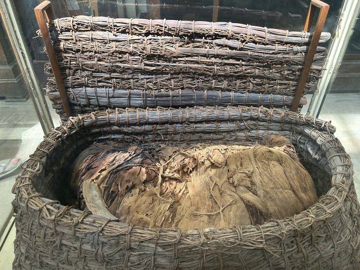 صندوق من الخوص يحوى بداخلة مومياء