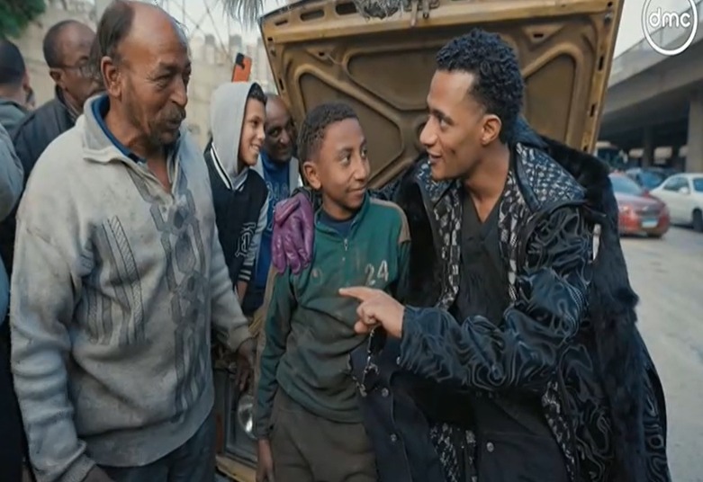 محمد رمضان يهدي طفل ميكانيكي 100 ألف