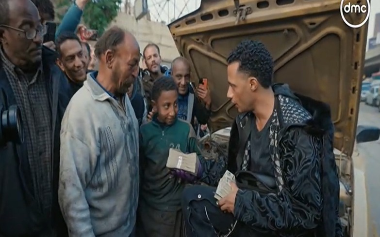 محمد رمضان يهدي طفل ميكانيكي 100 ألف