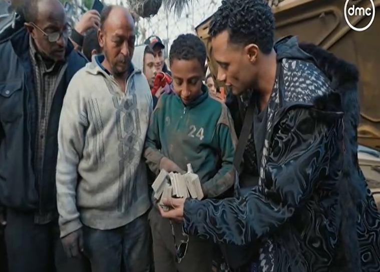 محمد رمضان يهدي طفل ميكانيكي 100 ألف