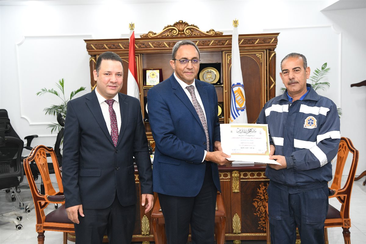 تكريم مسعف وسائق لأمانتهما