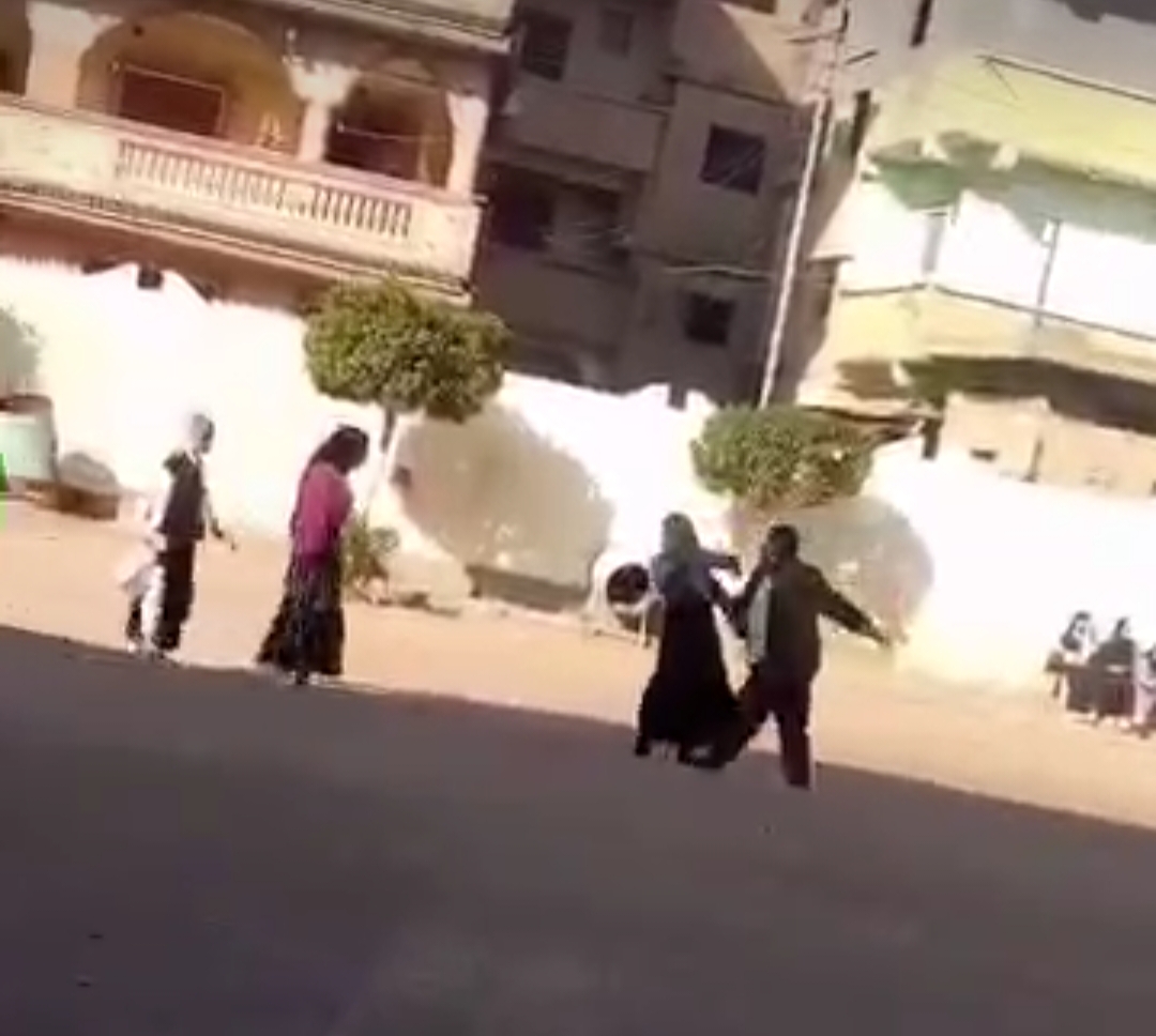 مدير مدرسة يعتدي على طالبتين بالضرب بفناء المدرسة بالبحيرة
