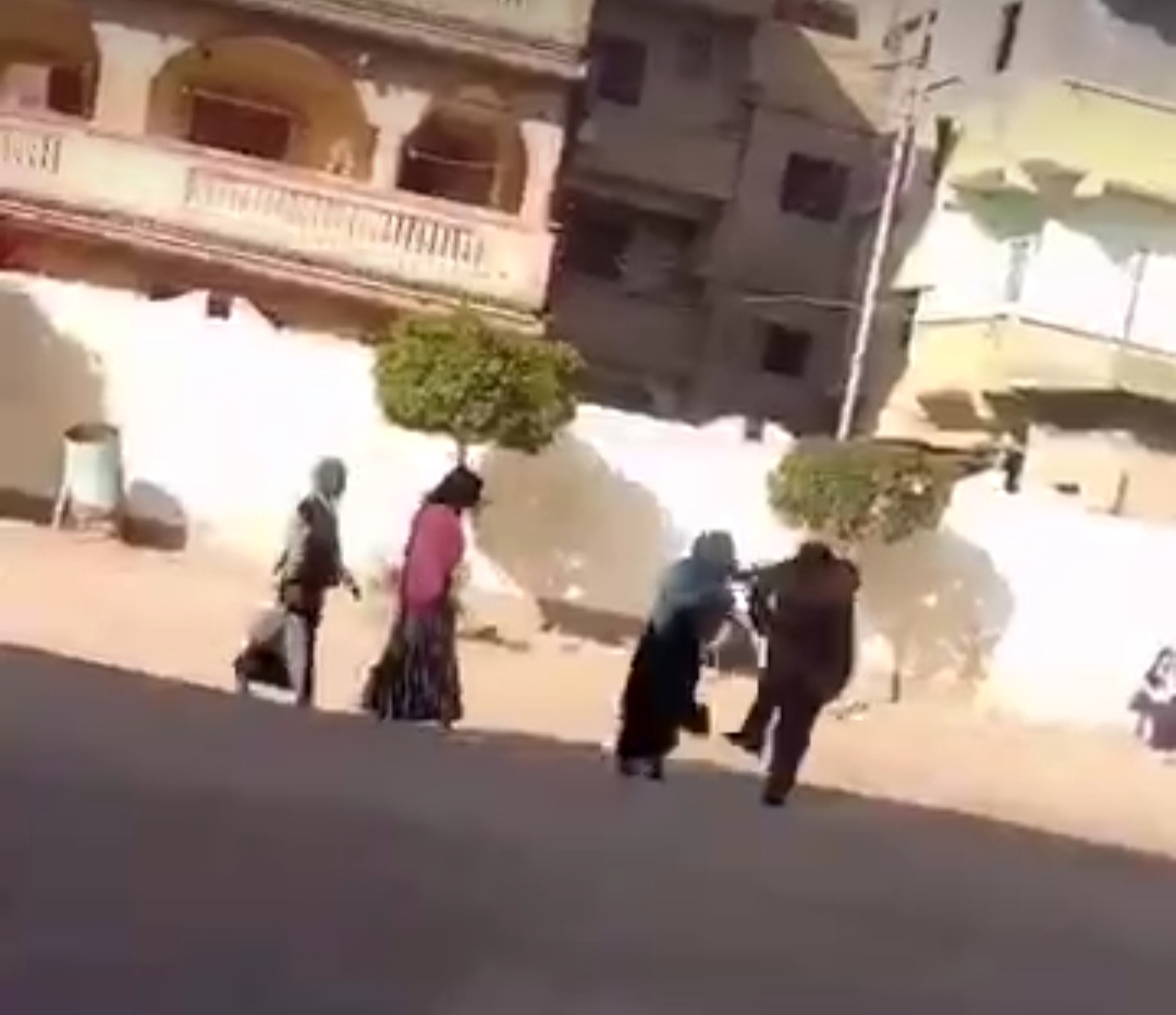 مدير مدرسة يعتدي على طالبتين بالضرب بفناء المدرسة بالبحيرة