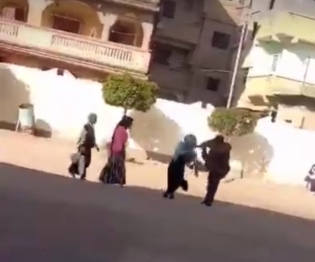 مدير مدرسة يعتدي على طالبتين بالضرب بفناء المدرسة بالبحيرة