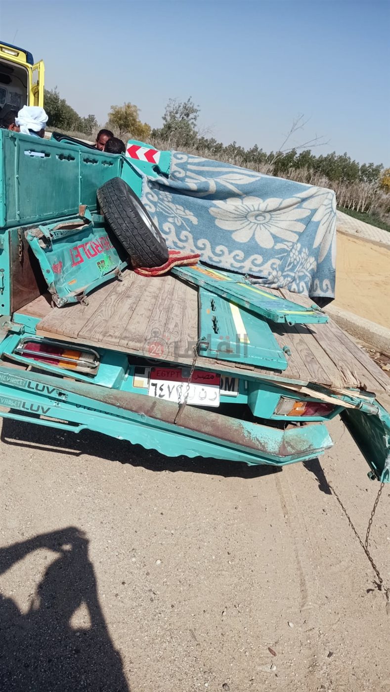 إصابة 10 عمال إثر انقلاب سيارة ربع نقل نزلة الأقليمى تابع مدينة بدر (3)