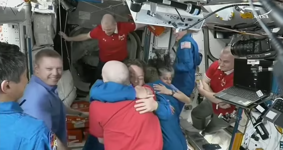 رواد الفضاء العالقين