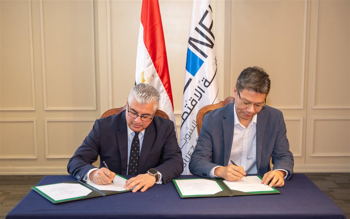 جانب من التوقيع