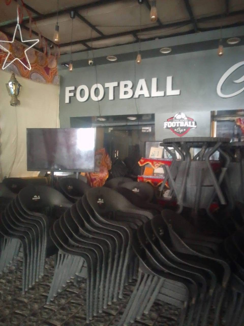 غلق وتشميع كافيه فوتبول لمخالفته التراخيص بمدينة نصر