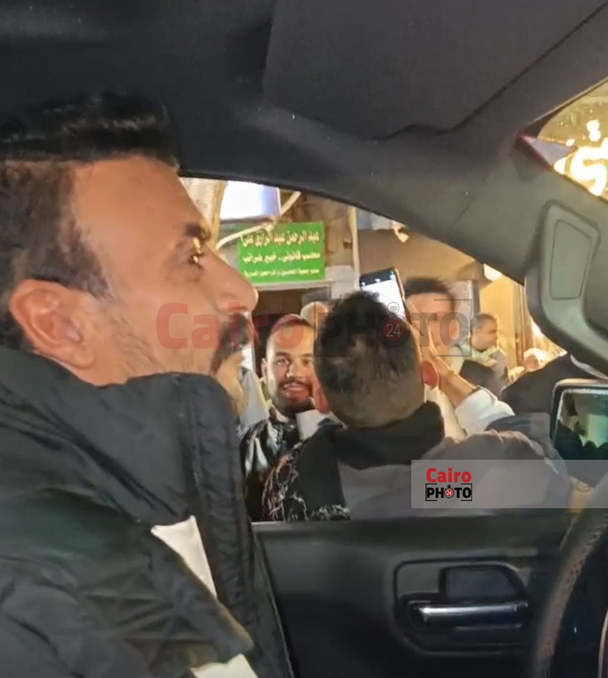 أحمد العوضي يلتقط الصور مع جمهوره في إمبابة