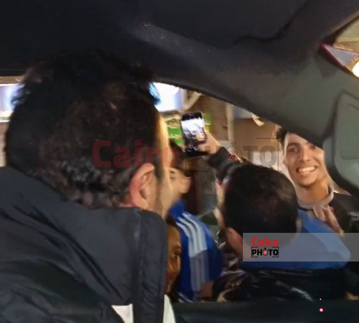 أحمد العوضي يلتقط الصور مع جمهوره في إمبابة