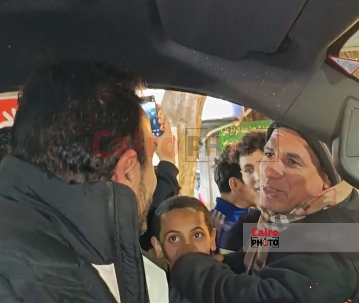 أحمد العوضي يلتقط الصور مع جمهوره في إمبابة