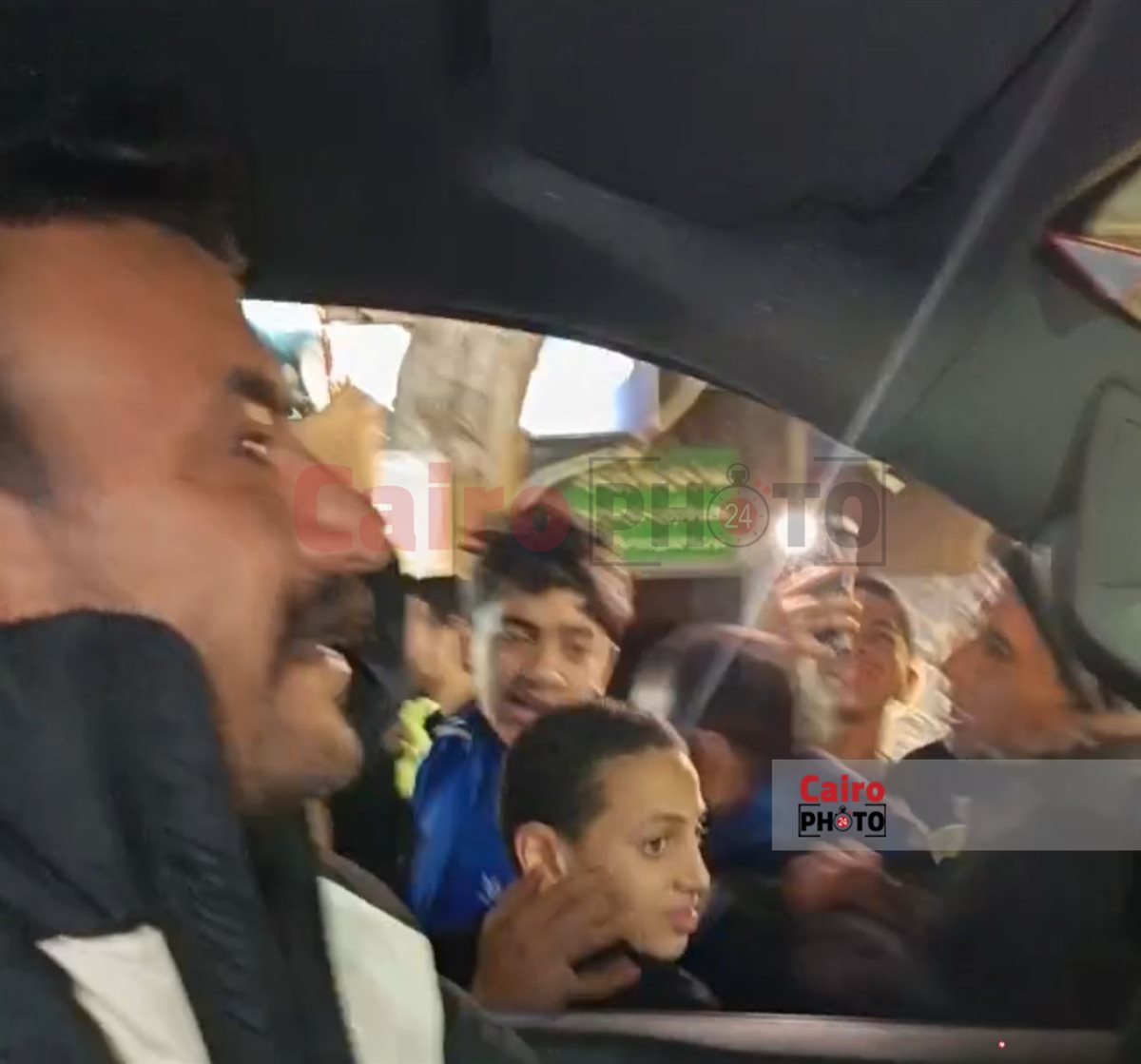 أحمد العوضي يلتقط الصور مع جمهوره في إمبابة