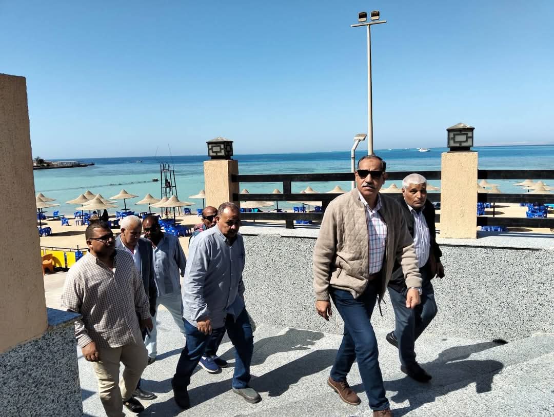 رئيس مدينة الغردقة يتفقد الشواطئ 