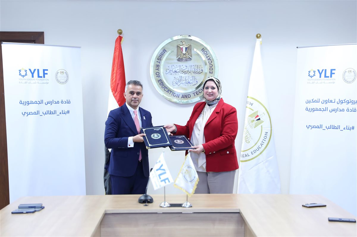 جانب من التوقيع