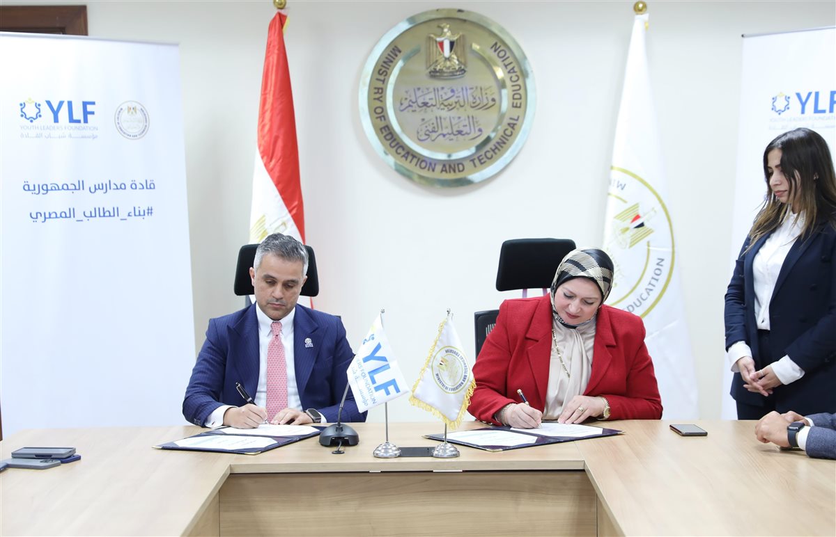 جانب من التوقيع