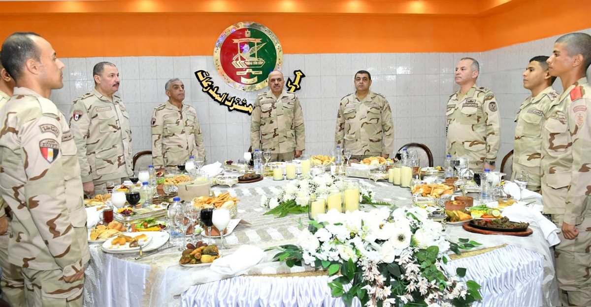 رئيس أركان حرب القوات المسلحة يشارك عددًا من مقاتلى قوات حرس الحدود والمدرعات تناول وجبة الإفطار