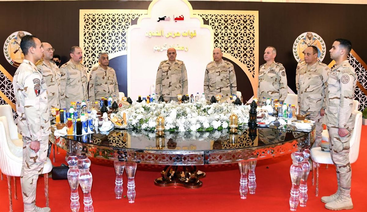رئيس أركان حرب القوات المسلحة يشارك عددًا من مقاتلى قوات حرس الحدود والمدرعات تناول وجبة الإفطار