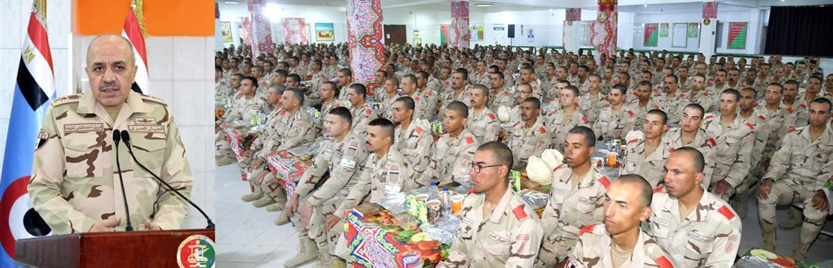 رئيس أركان حرب القوات المسلحة يشارك عددًا من مقاتلى قوات حرس الحدود والمدرعات تناول وجبة الإفطار