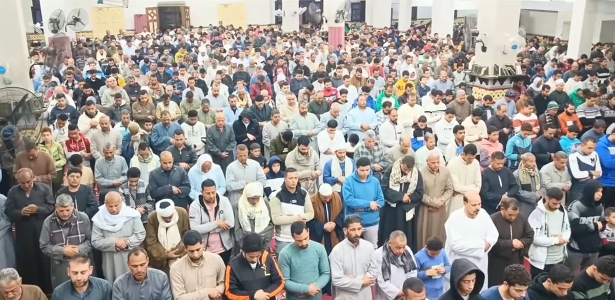 مساجد مصر تتزين بالمصلين في ليلة السابع والعشرين من رمضان