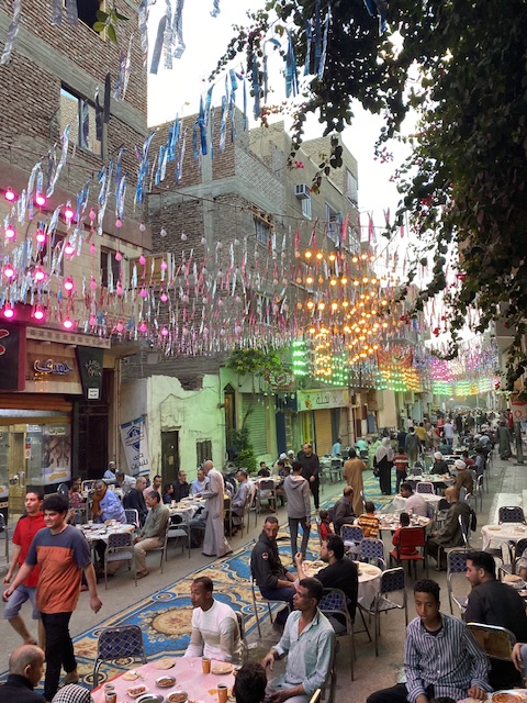 أهالي المنشية يستقبلون الصائمين بالسجاد