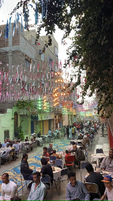 أهالي المنشية يستقبلون الصائمين بالسجاد